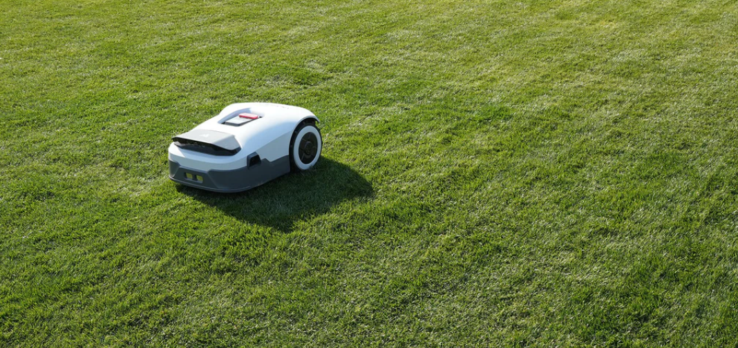 Robotplæneklipper med GPS – sådan virker teknologien (2026 guide)